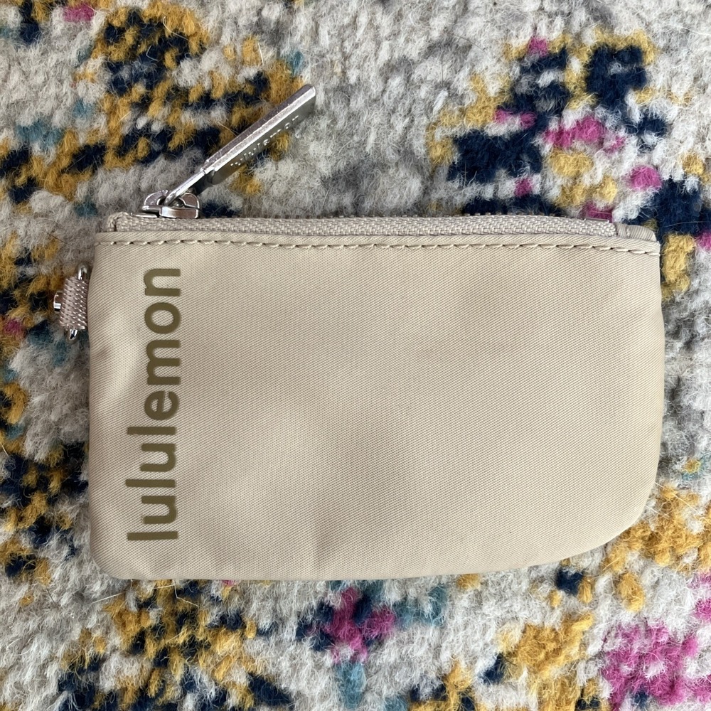 Lululemon Clippable Card Pouch Beige Compact Unisex‎ Travel Zipper Pouch